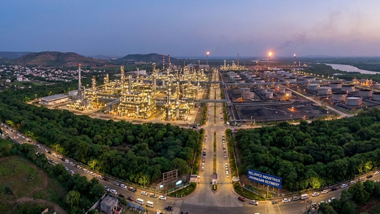 OISD 118 Refinery Layout Compliance aerial view showing separation between hydrocracker process units and storage tank farms with mandatory green belt.
